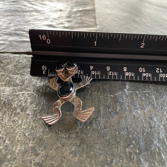 Vintage Native American Sterling Silver Dancing Frog Brooch Southwestern Pin - Picture 6 of 7